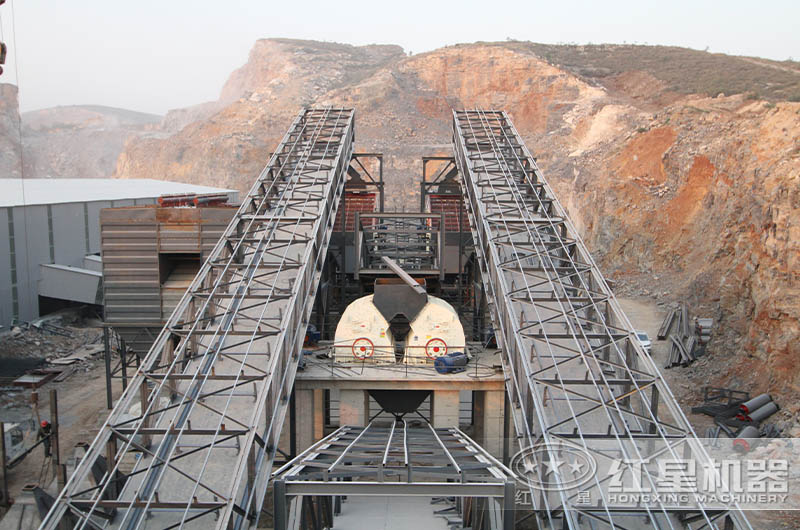 重錘式破碎機(jī)作業(yè)現(xiàn)場